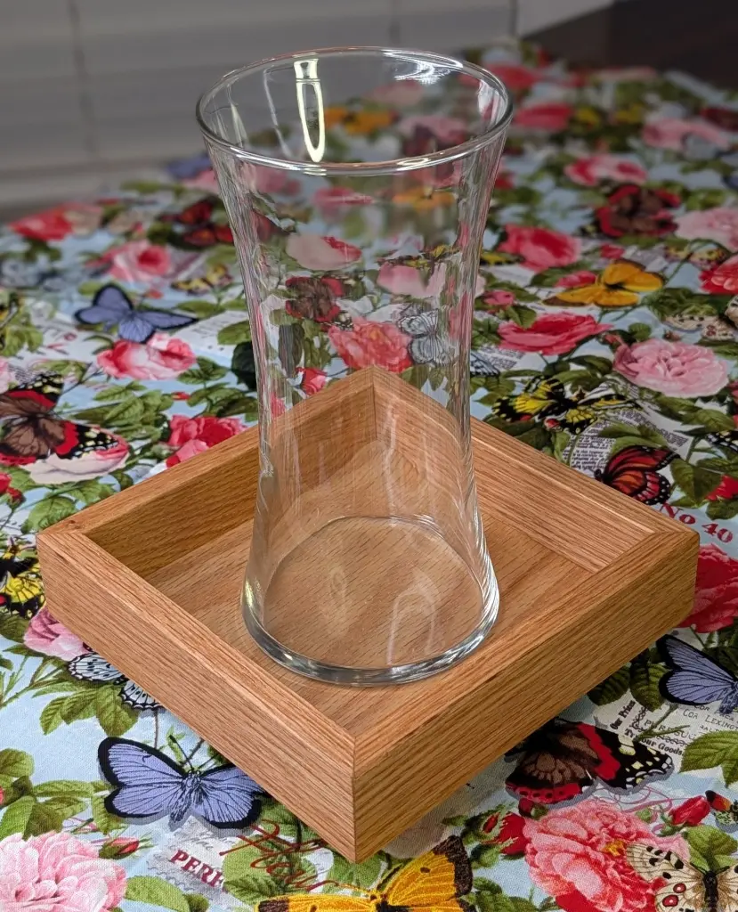 Small table tray oak natural with large vase.webp
