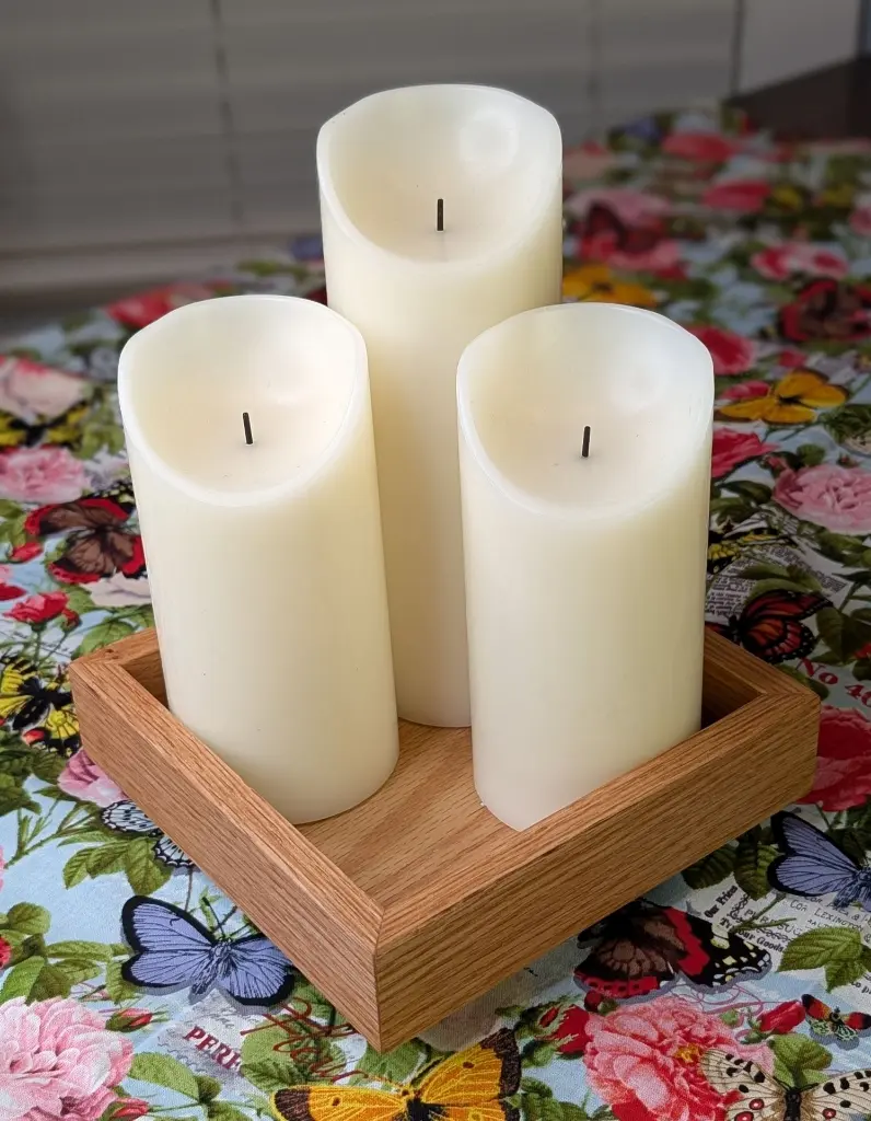 Small table tray oak natural with three candles 1.webp