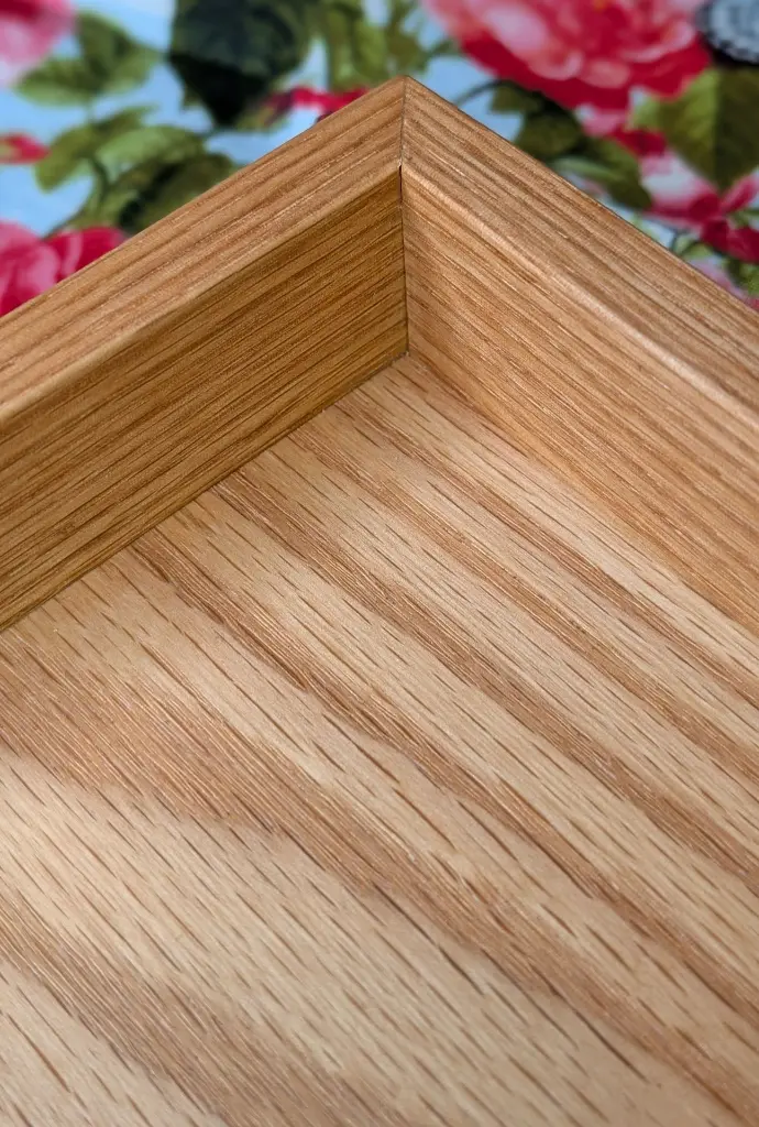 Small table tray oak natural corner detail 2.webp